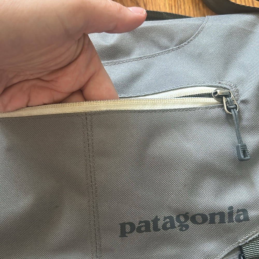 Patagonia Adjustable Messenger Bag - Picture 3 of 8